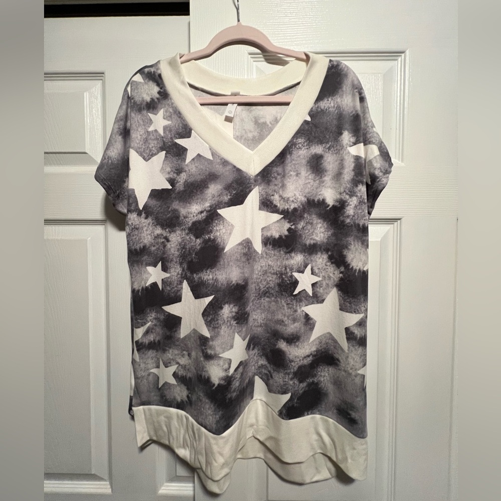 Honeyme Monochrome Star V-Neck Tee